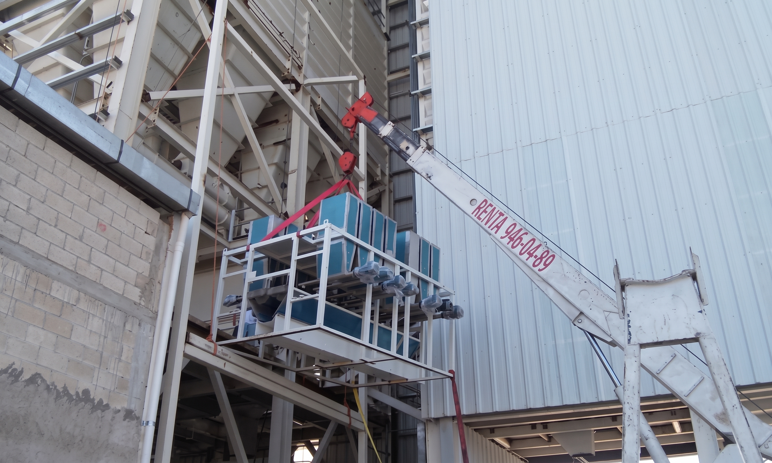 Equipo TECSA operando en planta de alimentos balanceados
